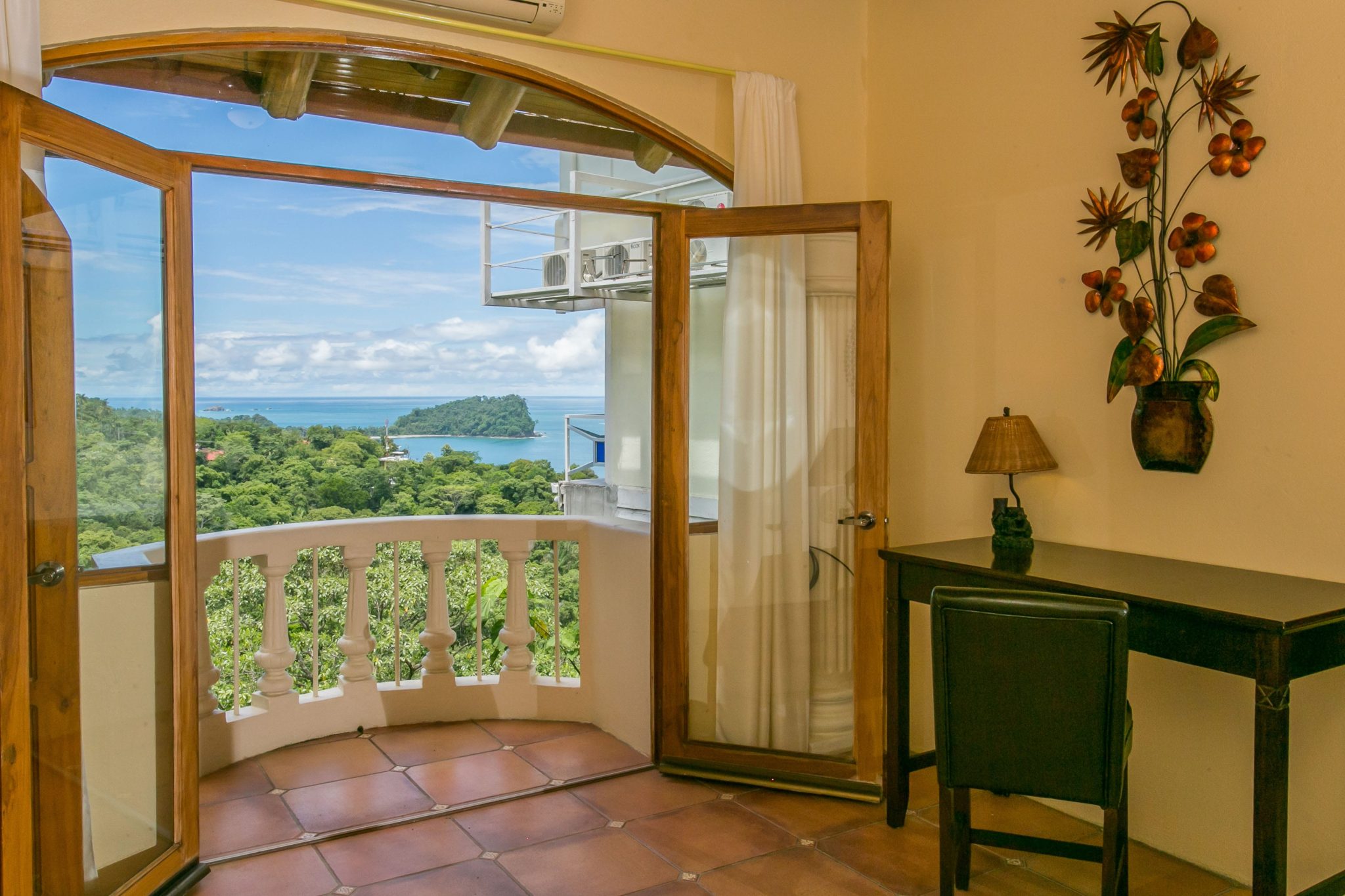 1/5 ACR 6Bedr. Ocean View Home w/Views Of Manuel Antonio Park US$ 949K