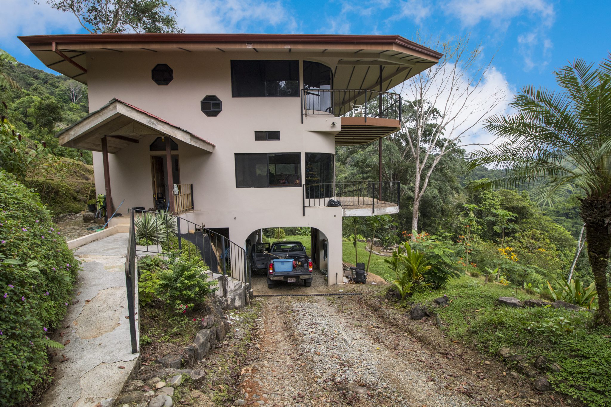 1.24 ACRES - Two Bedroom, Open Architecture, Spectacular Valley and Mountain View, Very Private, 15 Minutes From Dominical!!!