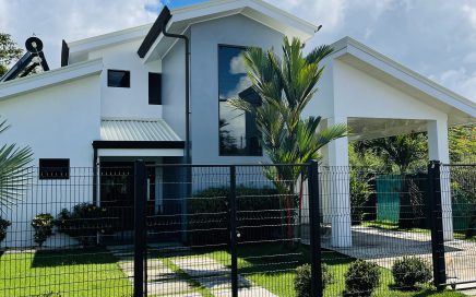 0.11 ACRES – 3 Bedroom Modern Home With Pool In Center Of Uvita!!!